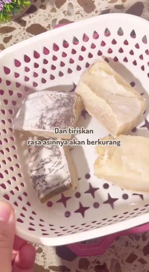 Ikan hasil tangkapan nelayan dimasukkan ke dalam keranjang bambu di Tempat Pelelangan Ikan (TPI) Palangpang, Ciletuh, Sukabumi, Jawa Barat, (23/9). Pembeli dapat langsung membeli ikan di ping