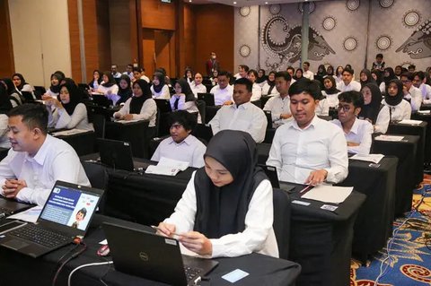 Peserta tes seleksi CPNS Kemenkumham saat menjawab soal dengan sistem CAT di gedung BKN, Jakarta, Senin (11/9). Pada 2017, tercatat 1.116.138 pelamar CPNS mendaftar di lingkungan Kemenkumham.