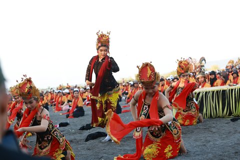 Sehari Sebelum Gandrung Sewu, 1350 Penari Jalani Ritual Meras Gandrung