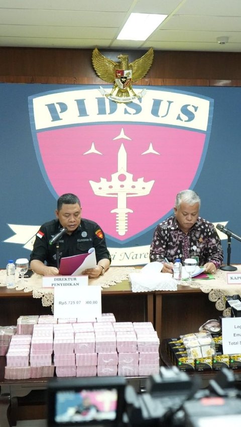 Video Penampakan Uang Rp 920 Miliar dan Emas 51 Kg Hasil Penggeledahan dari Tersangka `ZR` Mantan Pejabat MA