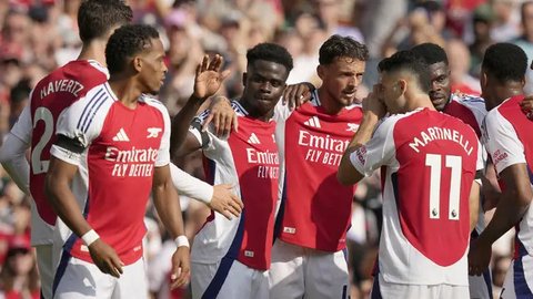 Bek Arsenal, Riccardo Calafiori, merayakan gol yang dicetaknya ke gawang Manchester City dalam laga pekan kelima Premier League 2024/2025 di Etihad Stadium, Minggu (22/9/2024) malam WIB. (