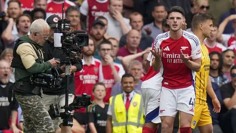 Bek Arsenal, Riccardo Calafiori, merayakan gol yang dicetaknya ke gawang Manchester City dalam laga pekan kelima Premier League 2024/2025 di Etihad Stadium, Minggu (22/9/2024) malam WIB. (