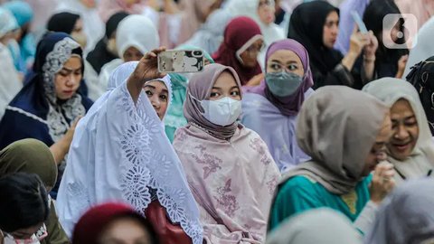 Umat Muslim yang mengenakan masker untuk meredam penyebaran wabah virus corona melaksanakan sholat Idul Fitri menandai akhir bulan suci Ramadhan di Dubai, Uni Emirat Arab, Kamis (13/5/2021).