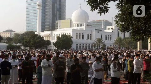 Umat Muslim yang mengenakan masker untuk meredam penyebaran wabah virus corona melaksanakan sholat Idul Fitri menandai akhir bulan suci Ramadhan di Dubai, Uni Emirat Arab, Kamis (13/5/2021).