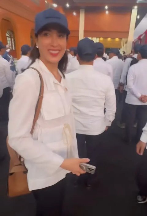 Gaya Kece Widiyanti Putri Wardhana Menteri Pariwisata saat Berangkat ke Magelang. [@widi.wardhana]