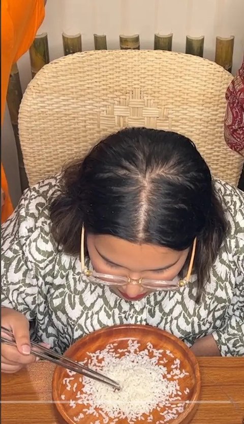 Wanita Ini Cetak Rekor Dunia Makan Nasi Sebutir Demi Sebutir (Sumber: UPI)