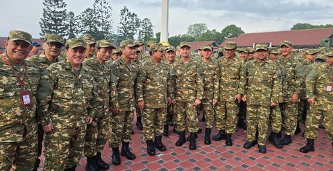 Gibran Pakai Baju Komcad