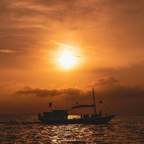 Sunset selalu memancarkan pesona yang menakjubkan, mampu memukau siapa pun yang menyaksikannya.