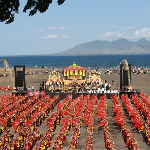 Gandrung Sewu 'Payung Agung' Pukau Ribuan Penonton