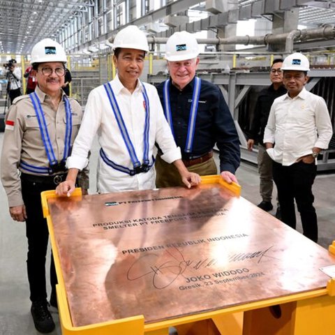 Presiden Joko Widodo (Jokowi) melakukan peninjauan sejumlah fasilitas yang ada di kawasan PT Freeport Indonesia (PT FI), Kabupaten Gresik, Provinsi Jawa Timur, Senin (23/9/2024).