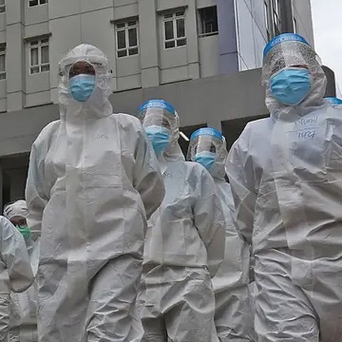 Tenaga Kesehatan dengan pakaian APD terlihat di Rumah Sakit Darurat Wisma Atlet Kemayoran, Jakarta, Selasa (26/1/2021)