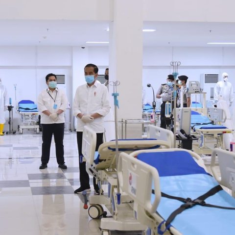 Presiden Joko Widodo meninjau kesiapan Wisma Atlet Kemayoran, Jakarta, yang dijadikan rumah sakit (RS) darurat penanggulangan wabah virus korona atau Covid-19, pada Senin, 23 Maret 2020