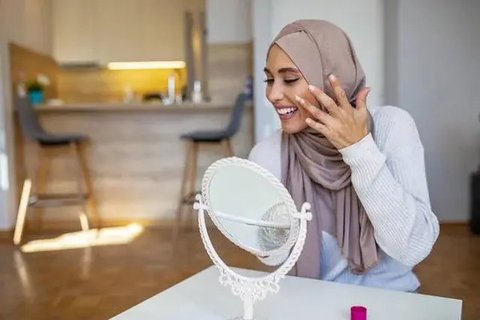 Ilustrasi perempuan yang sedang mencuci wajah menggunakan sabun cuci muka untuk kulit kering dan beruntusan. Credits: pexels.com by Miriam Alonso