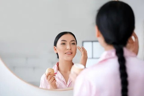 Ilustrasi perempuan yang sedang mencuci wajah menggunakan sabun cuci muka untuk kulit kering dan beruntusan. Credits: pexels.com by Miriam Alonso
