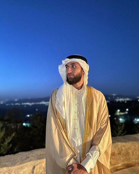 Akad nikah digelar kala senja tiba. Sabda tampak tampan dalam balutan busana khas Timur Tengah. Ia begitu gagah serupa Pangeran Arab Saudi.&nbsp;