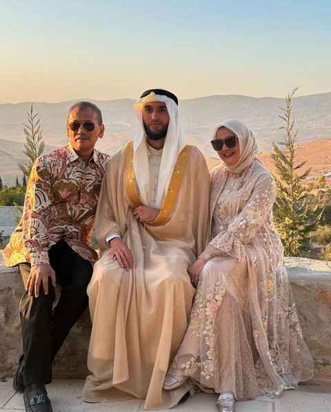 Ia tak sendiri, ada kedua orangtua serta keluarga yang turut jadi saksi momen bahagia itu. Di Instagram, ibunda Sabda mengungkap kegembiraannya.