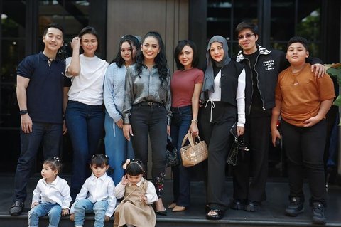 Di tengah kesibukannya sebagai influencer, artis, serta pebisnis, Aurel masih tetap punya waktu untuk dihabiskan bersama keluarga termasuk dengan keluarga Kris Dayanti.