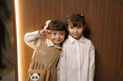 Yang paling jadi sorotan tak lain Ameena. Ia tampak cantik dalam balutan gaun cokelat. Pita-pita mungil menghiasi rambutnya.&nbsp;