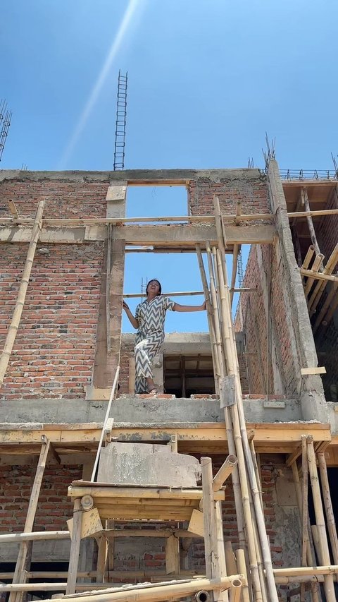 Bunda Corla langsung pasang aksi nih saat menyambut netizen dan memperlihatkan tentang rumahnya yang berlokasi di Naira Residence 2.