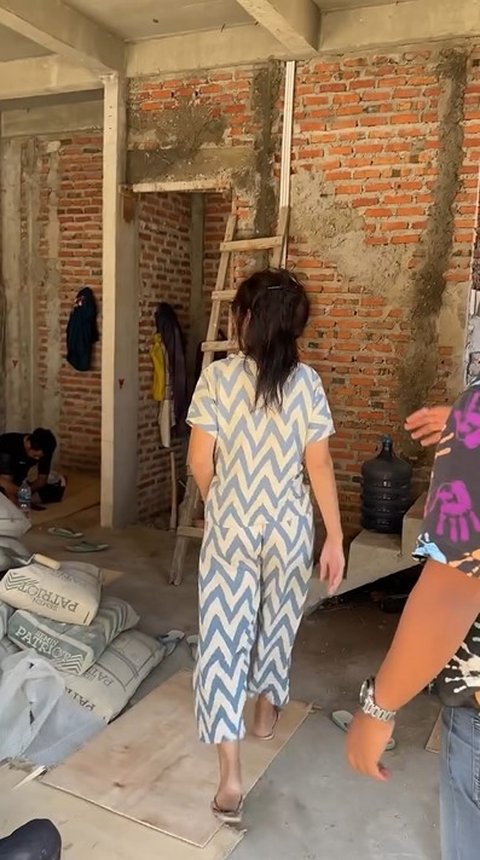 Bunda bilang kalau pembangunan rumahnya ini dilakukan dengan spesial, karena ia memang unik dan mau yang beda.