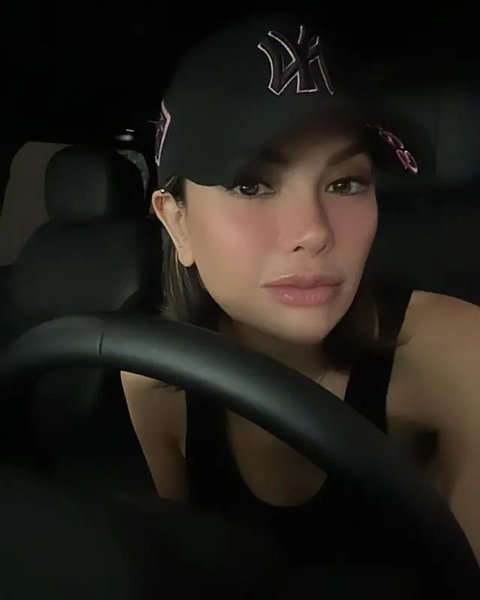 Nikita Mirzani pamer sejumlah potret terbaru setelah perseteruan dengan Rizky Irmansyah dan Lolly mereda. Netizen menyebutnya mirip Angelina Jolie. (Foto: Dok. Instagram @nikitamirzanimawa
