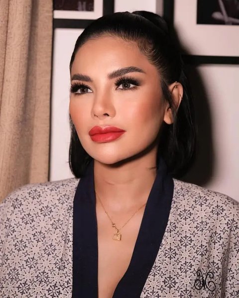 Nikita Mirzani pamer sejumlah potret terbaru setelah perseteruan dengan Rizky Irmansyah dan Lolly mereda. Netizen menyebutnya mirip Angelina Jolie. (Foto: Dok. Instagram @nikitamirzanimawa