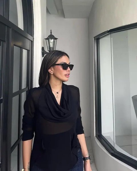 Nikita Mirzani pamer sejumlah potret terbaru setelah perseteruan dengan Rizky Irmansyah dan Lolly mereda. Netizen menyebutnya mirip Angelina Jolie. (Foto: Dok. Instagram @nikitamirzanimawa