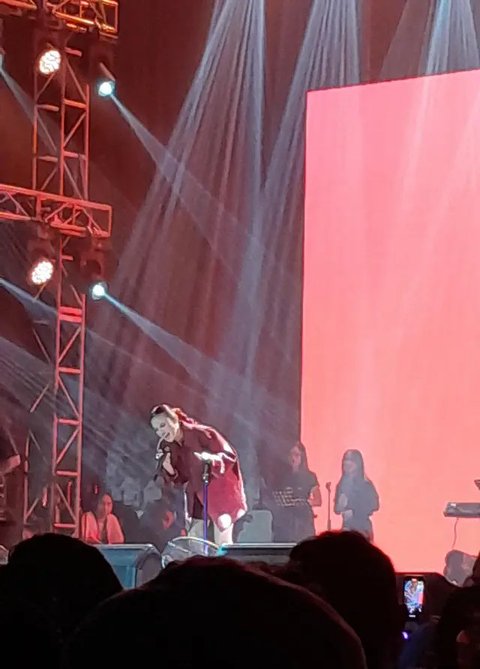 Mahalini tampil memukau di hari kedua JBL Festival 2024 di Istora Senayan Jakarta, Minggu (27/10). (Liputan6.com/Edu Krisnadefa)