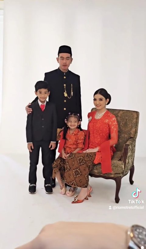 Jan Ethes yang ceria kini terlihat lebih dewasa di sisi adiknya yang masih suka meringis dan butuh fokus saat difoto. Banyak warganet yang memuji ia dan adiknya fotogenic.