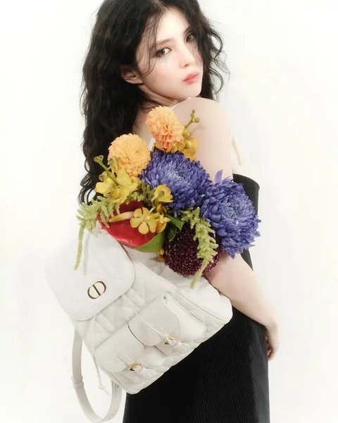 Han So Hee kenakan tas ransel Dior. [@xeesoxee]