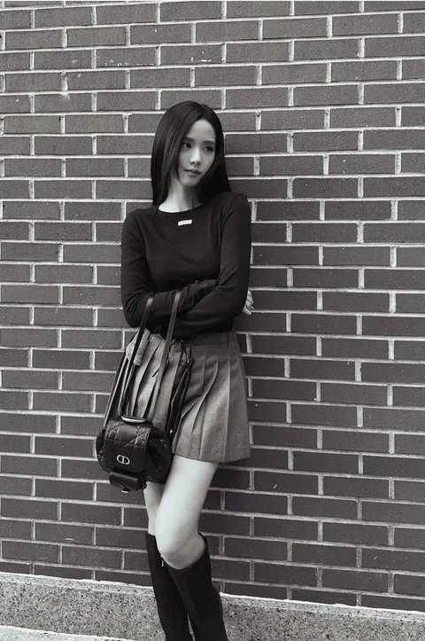Han So Hee kenakan tas ransel Dior. [@xeesoxee]