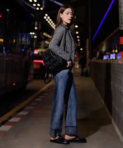 Han So Hee kenakan tas ransel Dior. [@xeesoxee]