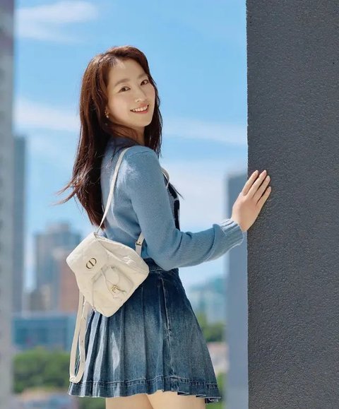 Han So Hee kenakan tas ransel Dior. [@xeesoxee]