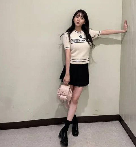 Han So Hee kenakan tas ransel Dior. [@xeesoxee]