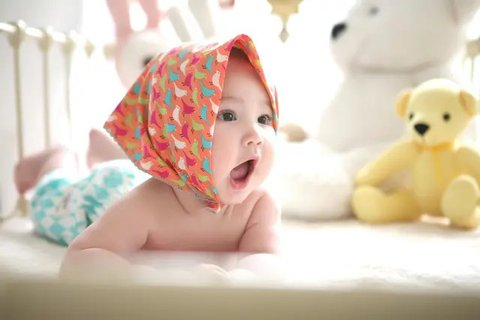 Bayi yang sedang bermain dengan boneka (pexels.com).