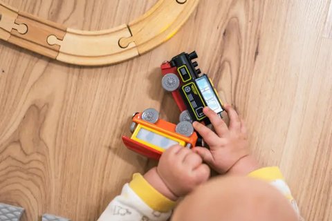 Bayi yang sedang bermain dengan boneka (pexels.com).
