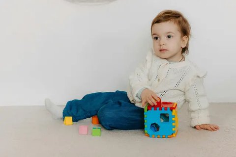 Bayi yang sedang bermain dengan boneka (pexels.com).