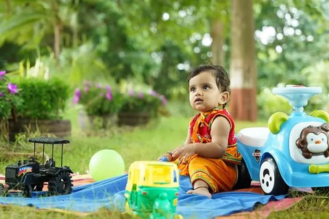 Bayi yang sedang bermain dengan boneka (pexels.com).