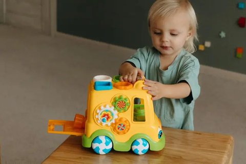Bayi yang sedang bermain dengan boneka (pexels.com).