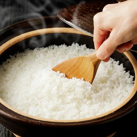 Menanak nasi pulen/copyright: unsplash/vitchakorn koonyosying