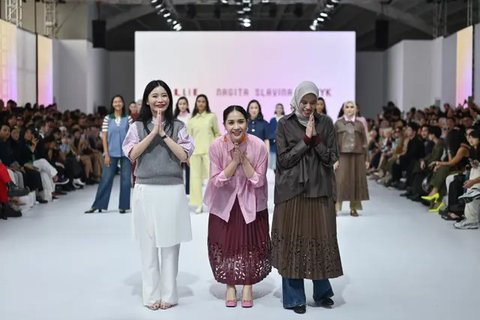 Nagita Slavina bersama CALLIE dan IKYK berusaha menciptakan harmoni dalam kolaborasi.Jakarta Fashion Week 2024 di Jakarta. (dok. Jakarta Fashion Week / Dandy Hendrata)