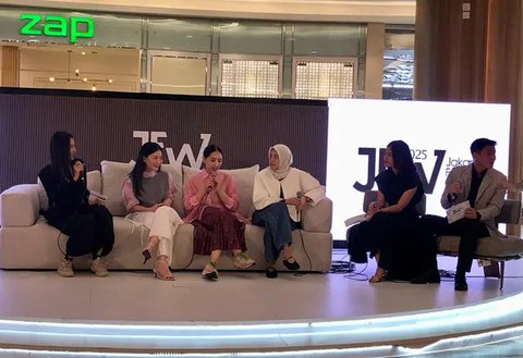 Nagita Slavina bersama CALLIE dan IKYK berusaha menciptakan harmoni dalam kolaborasi.Jakarta Fashion Week 2024 di Jakarta. (dok. Jakarta Fashion Week / Dandy Hendrata)