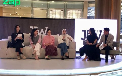 Nagita Slavina bersama CALLIE dan IKYK berusaha menciptakan harmoni dalam kolaborasi.Jakarta Fashion Week 2024 di Jakarta. (dok. Jakarta Fashion Week / Dandy Hendrata)