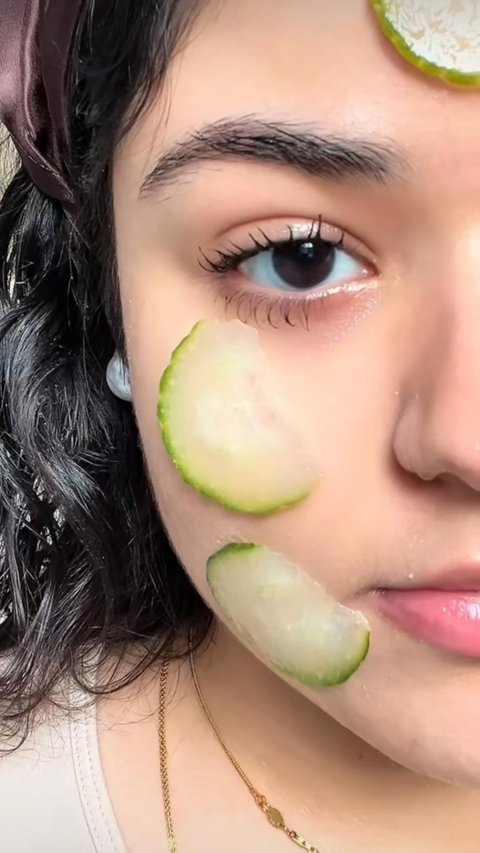 Aplikasikan Pada Wajah (Credit: Tiktok/@arwaakhu)