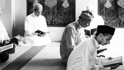 Ilustrasi mengaji, baca Al-Qur'an. (Photo created by rawpixel.com on www.freepik.com)