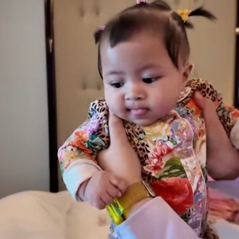 Potret Menggemaskan Baby Lily dengan Ikat Rambut Lima saat Temani Rayyanza Persiapan Fashion Show