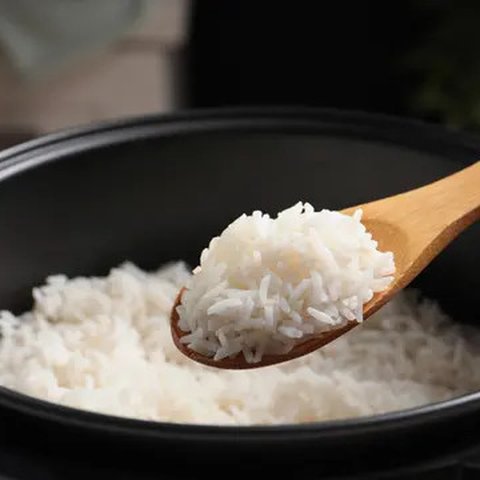 Ilustrasi memasak nasi. (Shutterstok/New Africa)