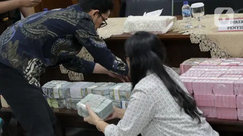 Kejaksaan Agung (Kejagung) menetapkan empat orang tersangka terkait kasus dugaan suap dan gratifikasi terkait putusan bebas Gregorius Ronald Tannur yang terlibat kasus pembunuhan dan pengania