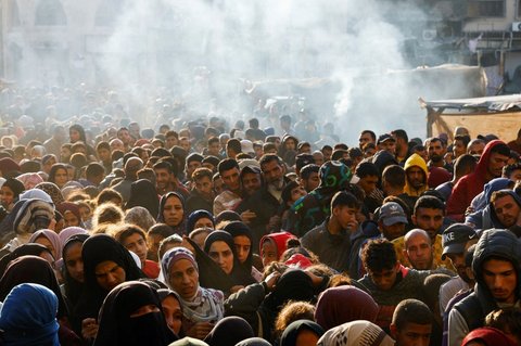 FOTO: Potret Pilu Ribuan Orang Kelaparan Berdesakan Antre Roti di Jalur Gaza