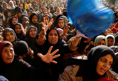 FOTO: Potret Pilu Ribuan Orang Kelaparan Berdesakan Antre Roti di Jalur Gaza